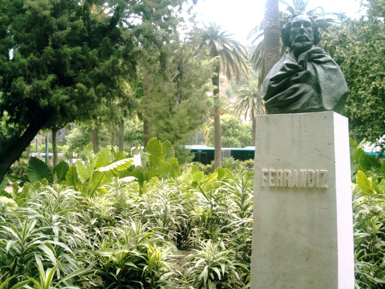 Statues are dotted around the Parque amidst dense planting.